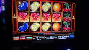 mmk11 apk ဘင်ဂို — mobile app ဖြင့် 90-ball bingo ကစားနေသောမြင်ကွင်း
